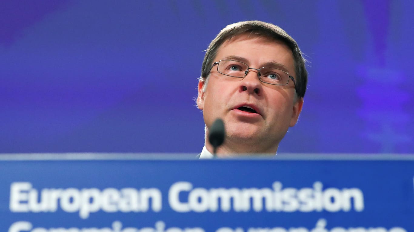 Vize-Kommissions-Präsident Valdis Dombrovskis erläuterte die Gründe für die Empfehlung: "Mit dem, was die italienische Regierung auf den Tisch gelegt hat, sehen wir die Gefahr, dass das Land in die Instabilität schlafwandelt."