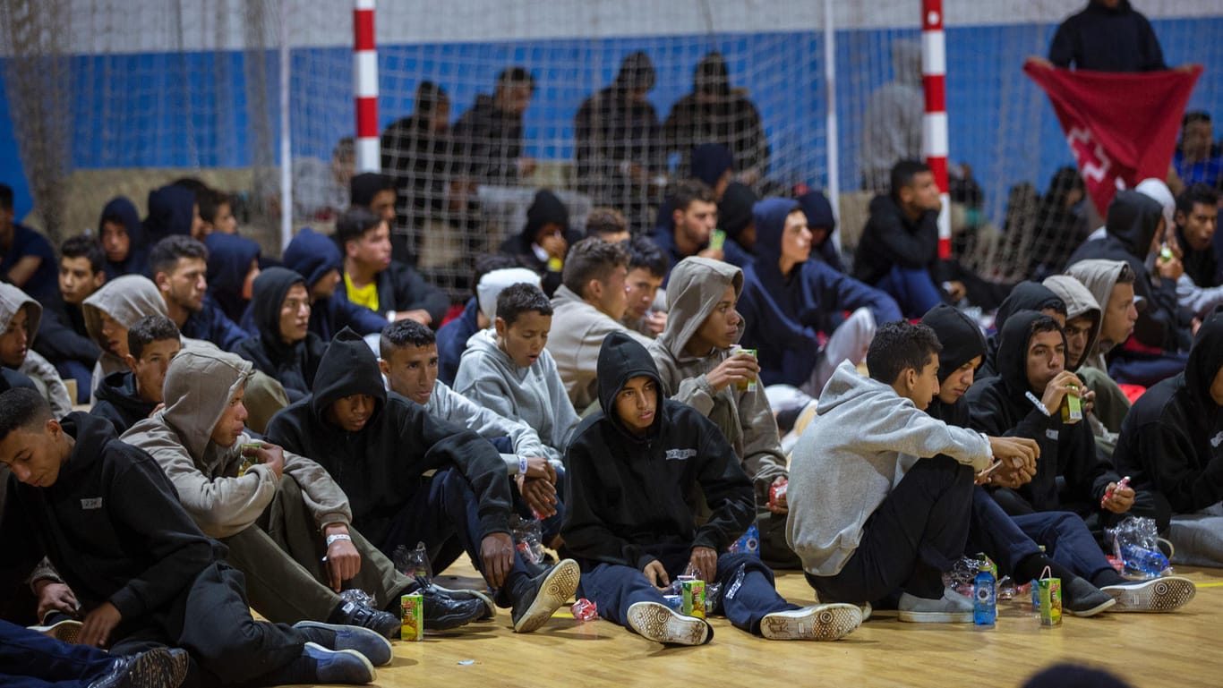 Marokkanische Migranten sitzen in einer provisorischen Notunterkunft in einem Sportzentrum: Der UN-Migrationspakt soll bei einem Treffen am 10. und 11. Dezember in Marokko beschlossen werden.