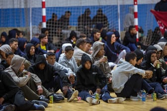 Marokkanische Migranten sitzen in einer provisorischen Notunterkunft in einem Sportzentrum: Der UN-Migrationspakt soll bei einem Treffen am 10. und 11. Dezember in Marokko beschlossen werden.