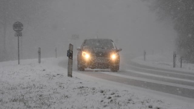 Kurvenfahrt im Winter: Trotz Winterreifen kann es zu heiklen Situationen kommen. Dann ist die richtige Reaktion gefragt.