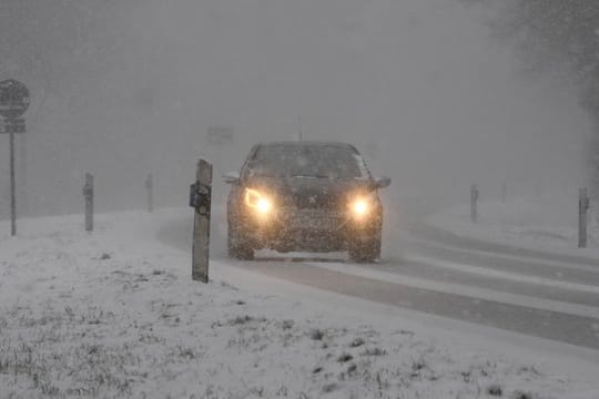 Kurvenfahrt im Winter: Trotz Winterreifen kann es zu heiklen Situationen kommen. Dann ist die richtige Reaktion gefragt.