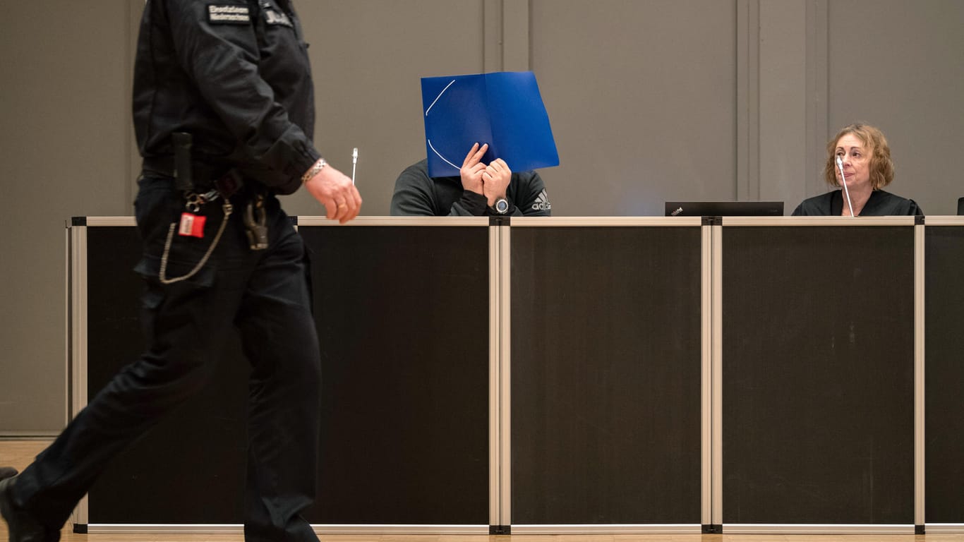 Niels Högel im Gerichtssaal in Oldenburg: Der Ex-Pfleger hat 100 Giftmorde gestanden.