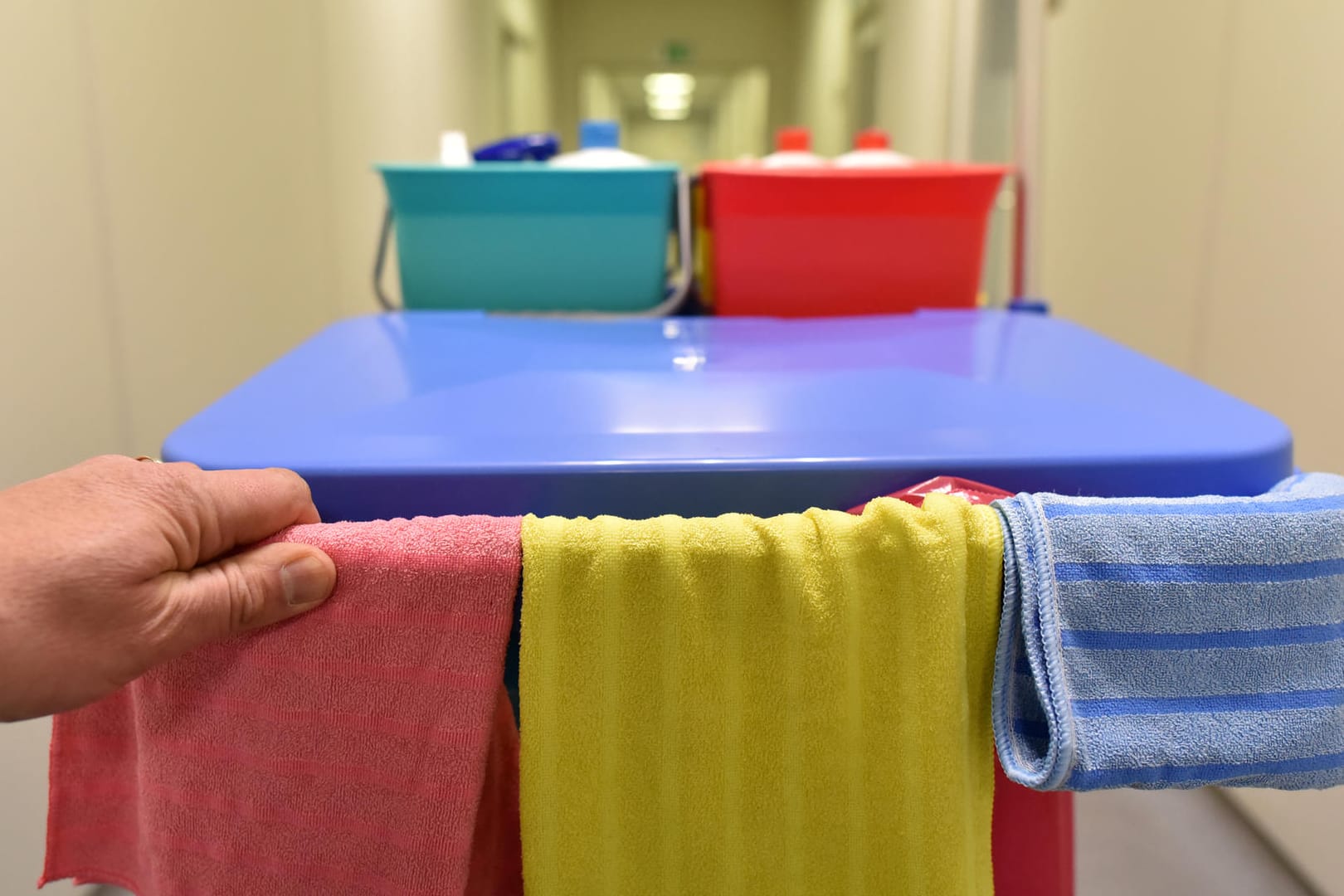 Ein Reinigungswagen: Eine Putzfrau muss sich vor Gericht verantworten, da sie mehrere Arbeitgeber um mehr als 400.000 Euro geschädigt haben soll.