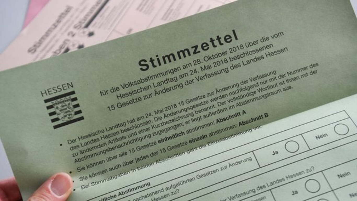 Stimmzettel in einem Frankfurter Wahlamt für die Volksabstimmung zu Änderungen und Ergänzungen der Landesverfassung.