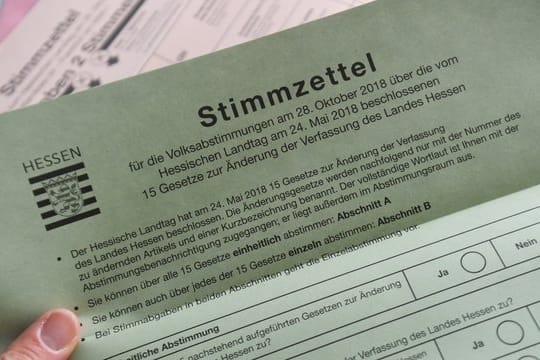 Stimmzettel in einem Frankfurter Wahlamt für die Volksabstimmung zu Änderungen und Ergänzungen der Landesverfassung.