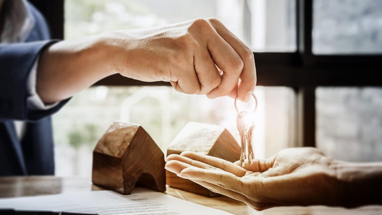 Schlüsselübergabe: Wohnimmobilien können zwischen Ehe- und Lebenspartnern steuerfrei vererbt werden, wenn diese vom Erbenden weiter bewohnt werden.
