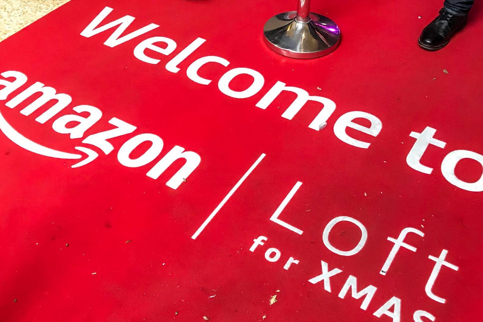 Eingang zum Pop-up-Store von Amazon in Mailand: Zur Weihnachtszeit soll jeweils ein Pop-up-Store in Deutschland, Spanien, Großbritannien und Italien eröffnen.