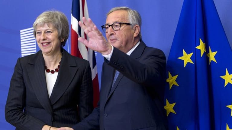 Gespräche in letzter Minute: Jean-Claude Juncker, Präsident der EU-Kommission, begrüßt Theresa May.