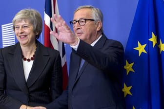 Gespräche in letzter Minute: Jean-Claude Juncker, Präsident der EU-Kommission, begrüßt Theresa May.