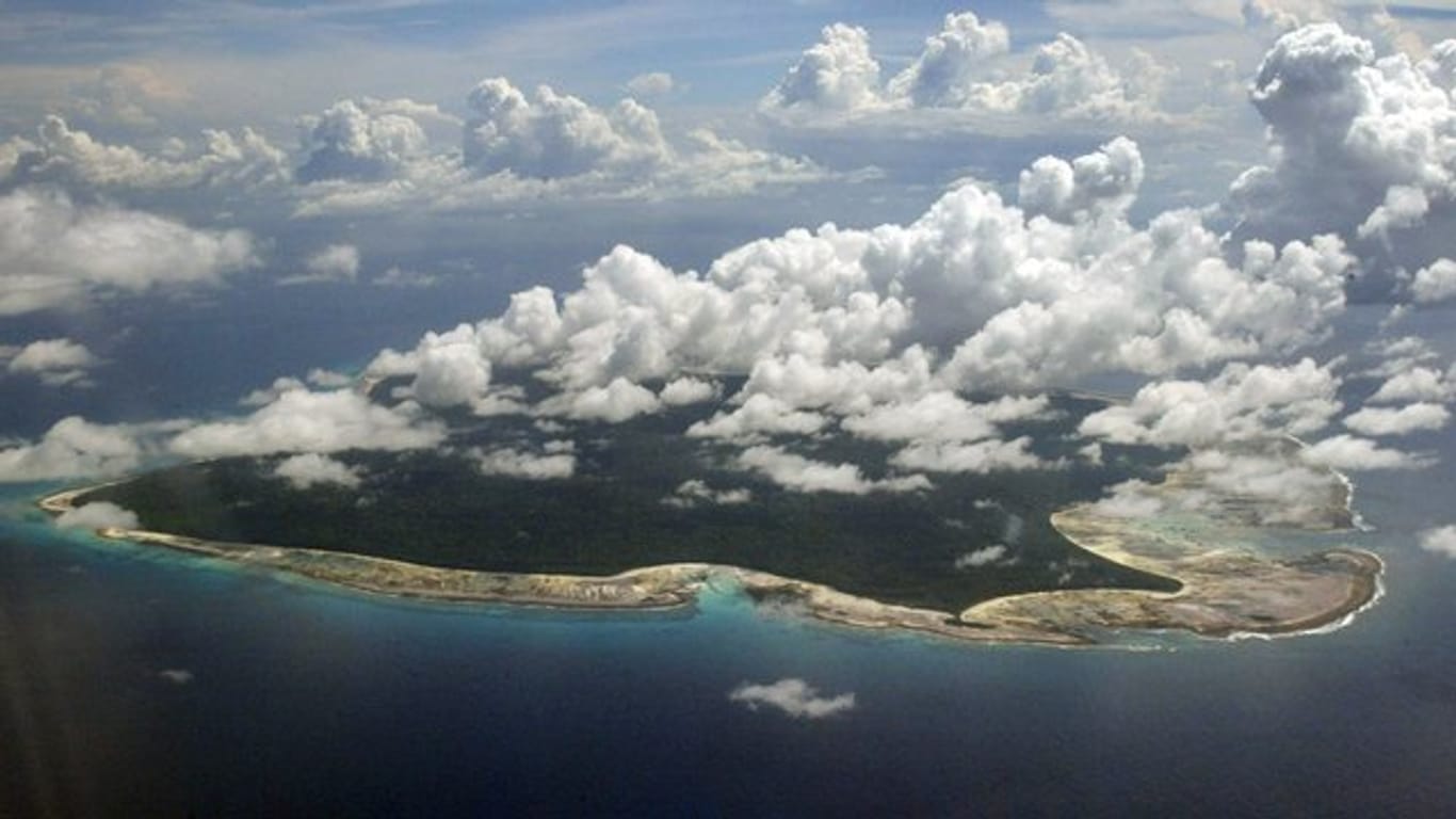 Wolken über der zu Indien gehörenden North Sentinel Insel in der Andamen-See.