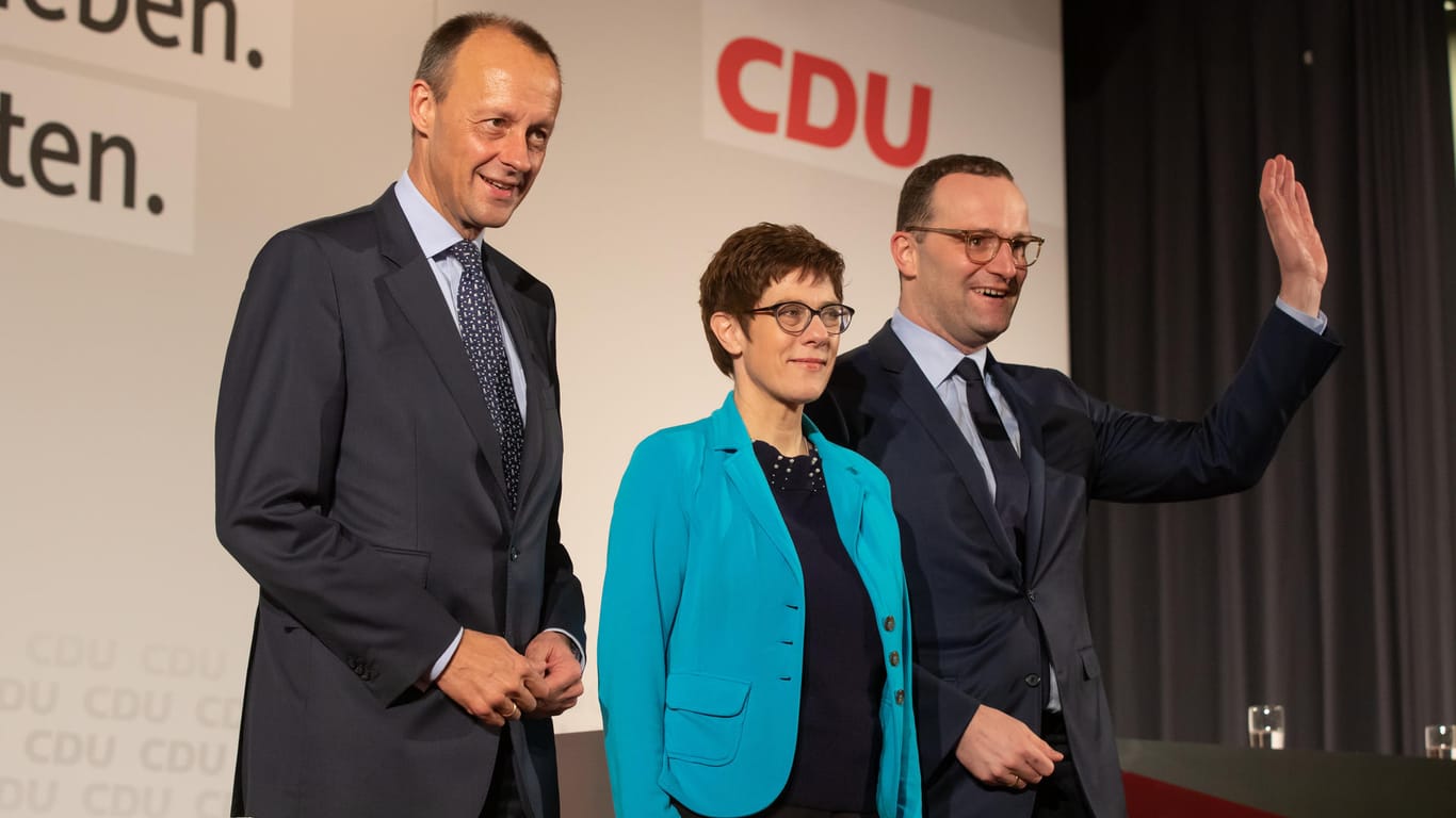 Die drei Kandidaten für den CDU-Vorsitz Friedrich Merz, Annegret Kramp-Karrenbauer und Jens Spahn im thüringischen Seebach: Inszenieren für die Mitglieder.