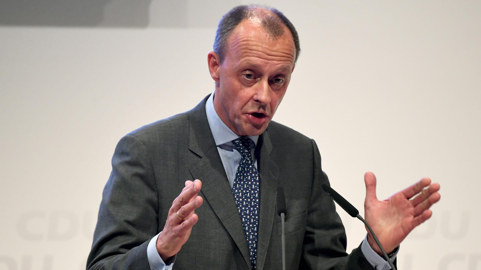 Friedrich Merz in Lübeck: Er stellt jetzt das Grundrecht auf Asyl infrage.