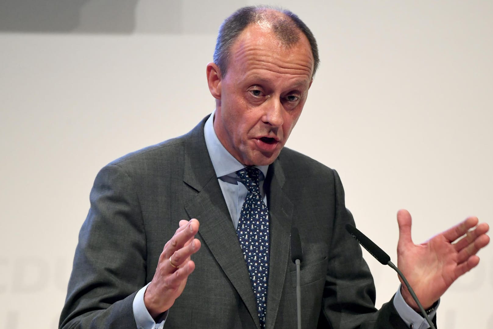 Friedrich Merz in Lübeck: Er stellt jetzt das Grundrecht auf Asyl infrage.