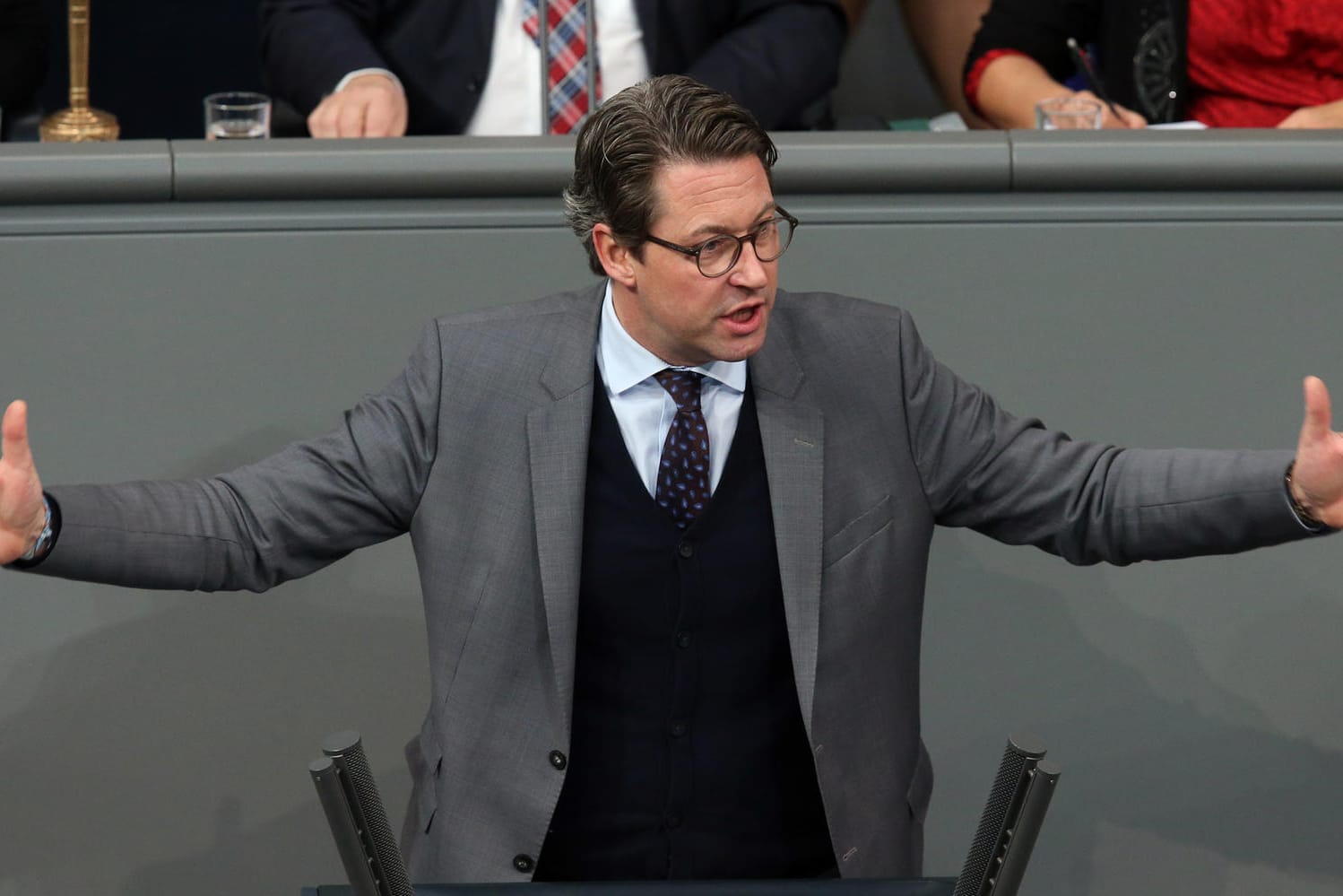 Bundesverkehrsminister Andreas Scheuer (CSU) im Bundestag: Statt der Minister sollen sich jetzt Mitarbeiter treffen.