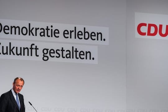 Friedrich Merz verlangt eine Klarstellung darüber, dass durch den UN-Migrationspakt keine neuen Asylgründe geschaffen werden.