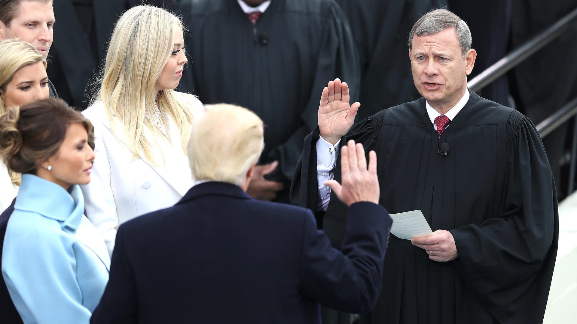 Der oberste Richter am Supreme Court John Roberts (r.) nimmt Donald Trump den Amtseid als US-Präsident ab: Jetzt kritisierte der konservative Richter den Präsidenten öffentlich.