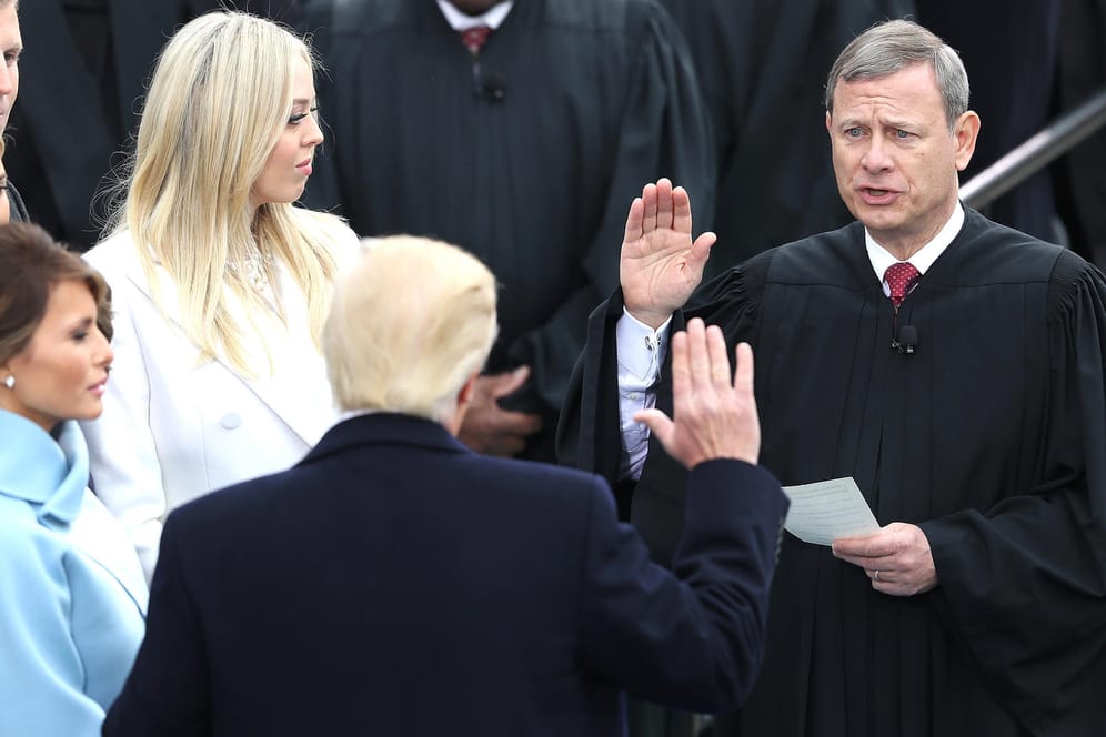 Der oberste Richter am Supreme Court John Roberts (r.) nimmt Donald Trump den Amtseid als US-Präsident ab: Jetzt kritisierte der konservative Richter den Präsidenten öffentlich.