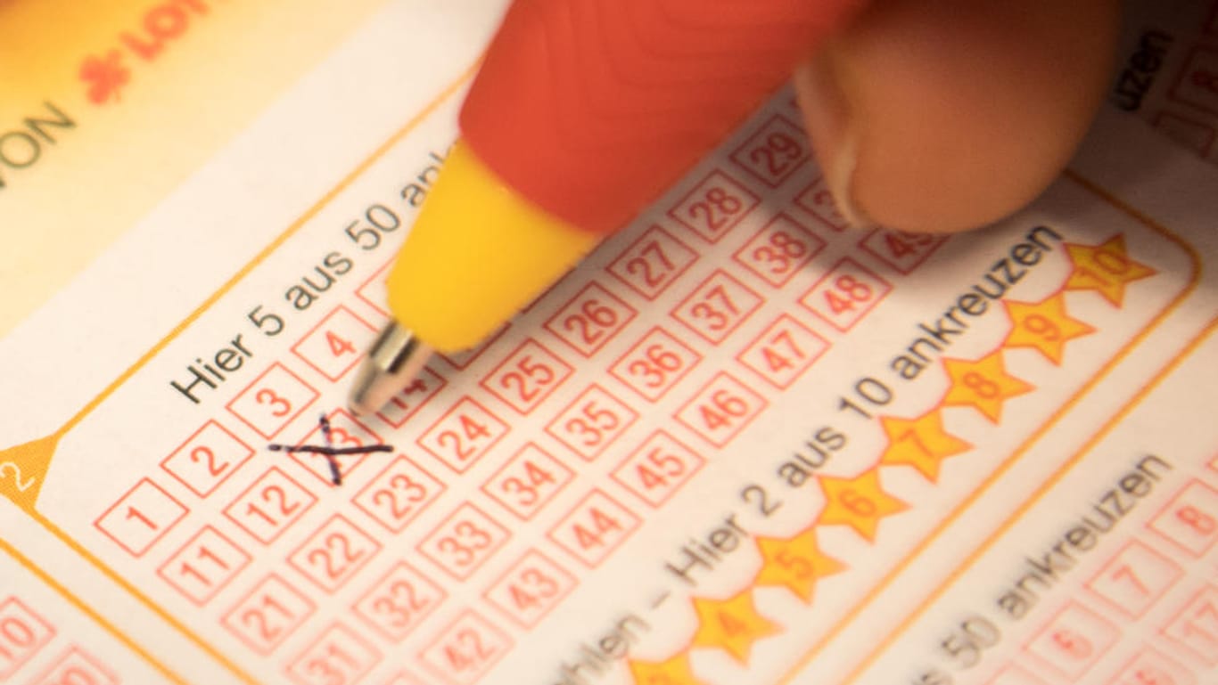 Eine Kundin füllt einen Lotterie-Schein aus: In den USA hat ein Paar rund 1,8 Millionen Dollar gewonnen.