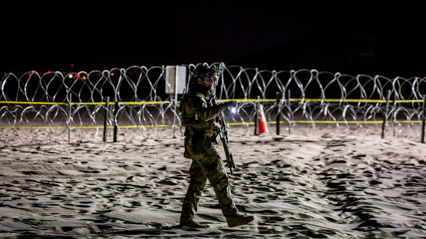 Ein Soldat patrouilliert die Grenze zwischen Mexiko und USA: Donald Trump hat angesichts der Flüchtlingsmärsche von Zentralamerika Richtung USA knapp 5800 Soldaten an die Grenze zu Mexiko geschickt.