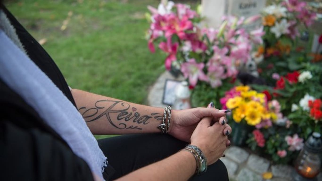 Die Mutter der getöteten 14-Jährigen Keira aus Berlin-Hohenschönhausen trauert am Grab ihrer Tochter.