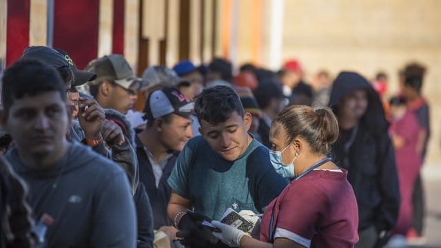 Migranten stehen Schlange am Grenzübergang Garita El Chaparral in Tijuana. Migranten stehen Schlange am Grenzübergang Garita El Chaparral in Tijuana.