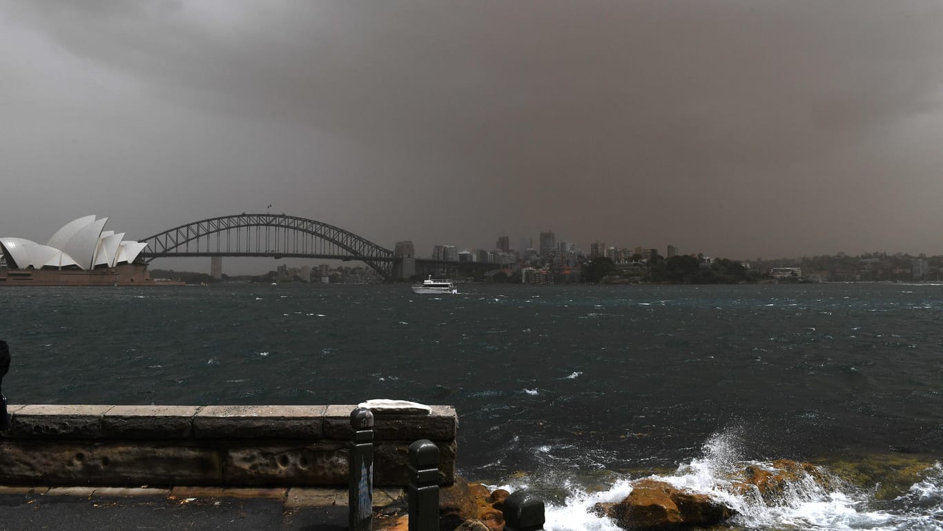 Sandsturm über Sydney: Ein Sturm von solchen Ausmaßen ist auch "Down Under" ungewöhnlich.
