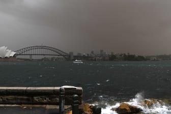 Sandsturm über Sydney: Ein Sturm von solchen Ausmaßen ist auch "Down Under" ungewöhnlich.