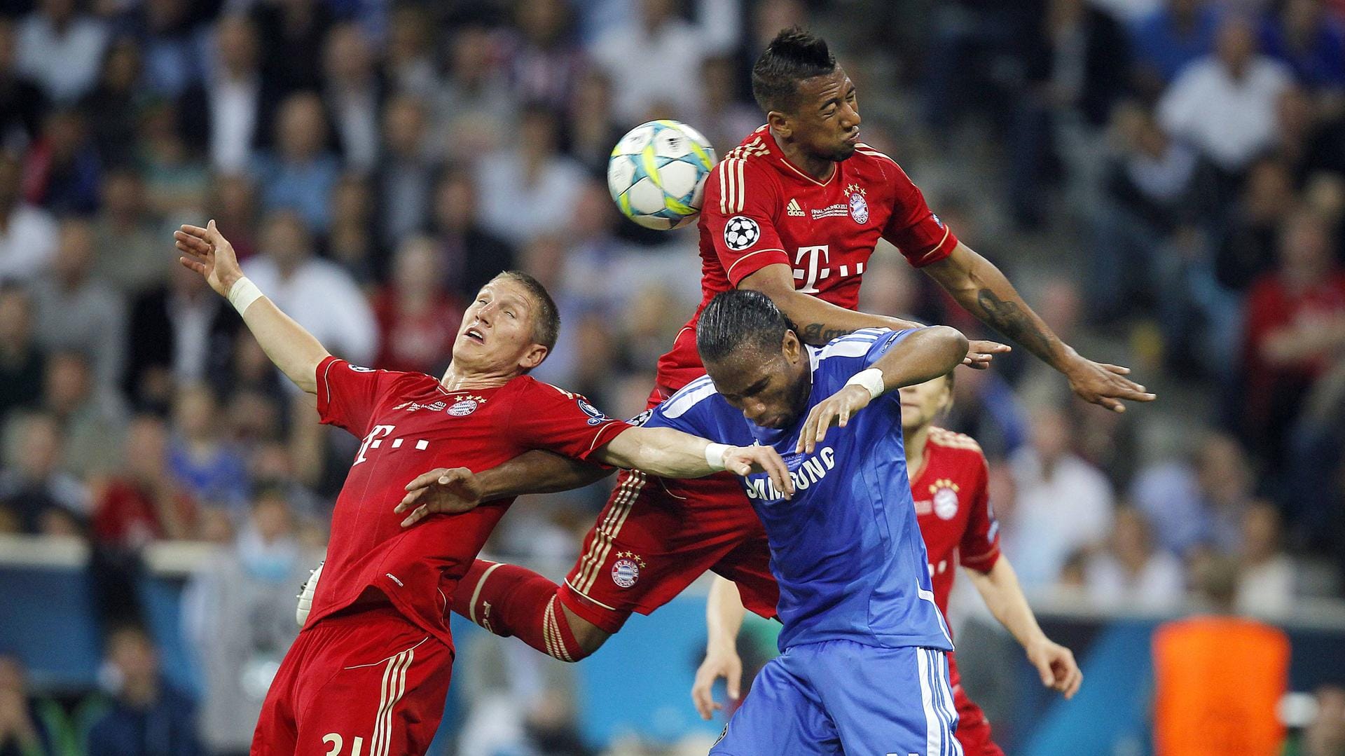 Ein Duell aus dem "Finale dahoam": Didier Drogba im Zweikampf mit Bayerns Bastian Schweinsteiger (l.) und Jérôme Boateng (r.).