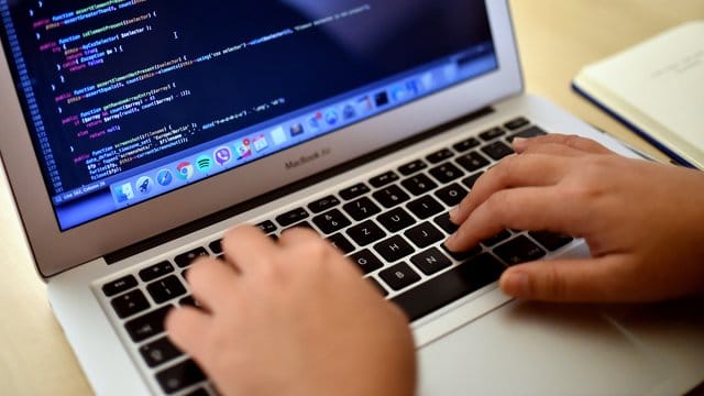 In Deutschland erklären 71 Prozent der Befragten an, sie hätten sich die digitalen Fähigkeiten bislang selbst beigebracht. In Deutschland erklären 71 Prozent der Befragten an, sie hätten sich die digitalen Fähigkeiten bislang selbst beigebracht.