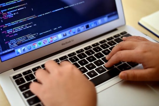 In Deutschland erklären 71 Prozent der Befragten an, sie hätten sich die digitalen Fähigkeiten bislang selbst beigebracht.