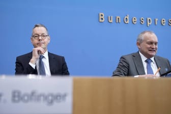 Peter Bofinger und Christoph Schmidt: Die beiden Wirtschaftsexperten raten, an Hartz IV festzuhalten.