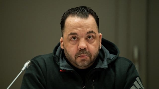 Niels Högel, angeklagt wegen Mordes an 100 Patienten, sitzt im Gerichtssaal in Oldenburg. Niels Högel, angeklagt wegen Mordes an 100 Patienten, sitzt im Gerichtssaal in Oldenburg.