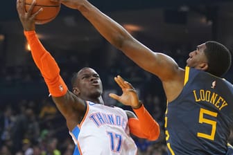 Überzeugte im Spiel gegen den Meister: Dennis Schröder von Oklahoma City Thunder während der NBA-Partie gegen die Golden State Warriors.