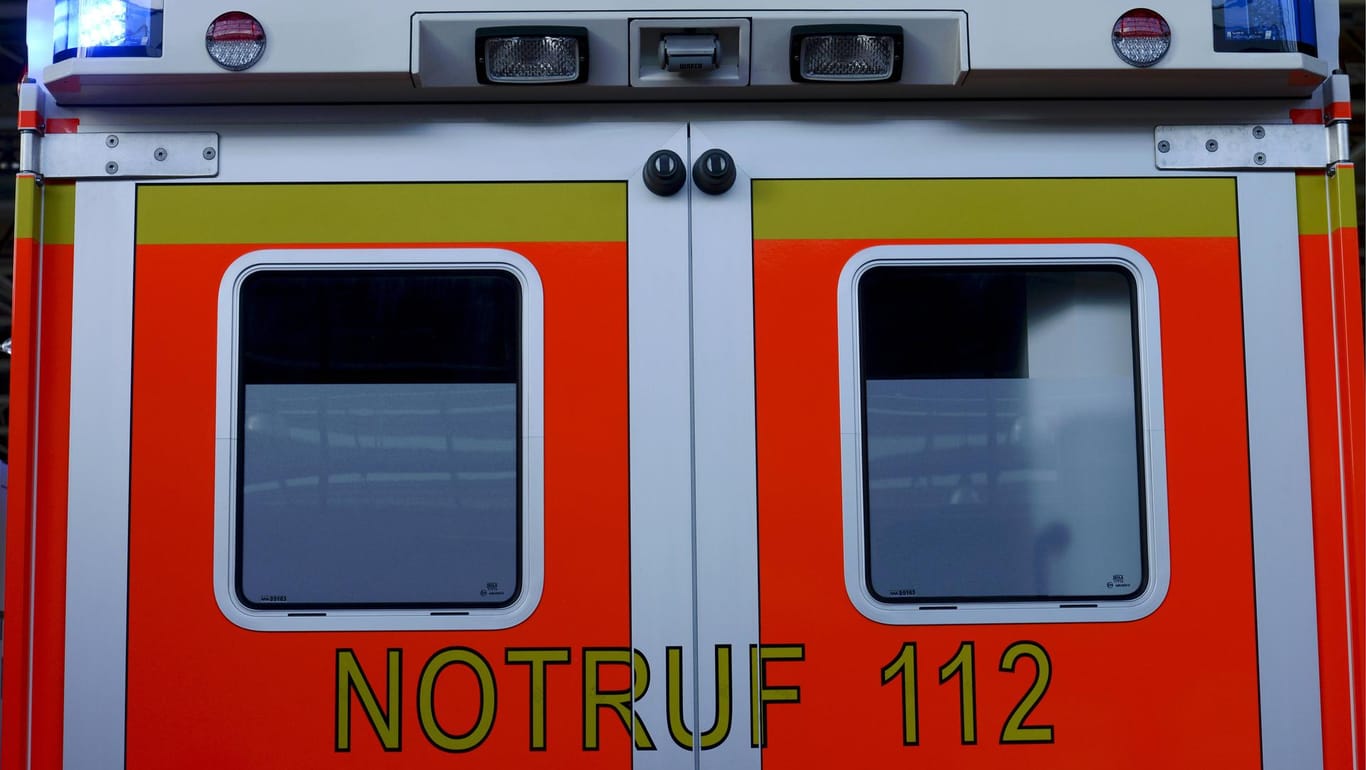 Rettungswagen in Niedersachsen: Ein 78-Jähriger ist bei einem Feuer ums Leben gekommen. (Symbolbild)