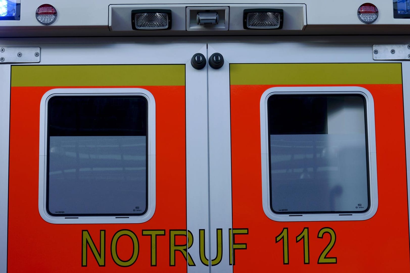 Rettungswagen in Niedersachsen: Ein 78-Jähriger ist bei einem Feuer ums Leben gekommen. (Symbolbild)