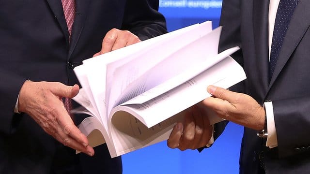 EU-Unterhändler Michel Barnier (l. EU-Unterhändler Michel Barnier (l.