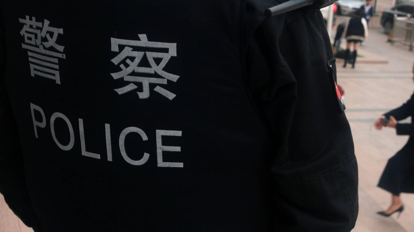 Chinesische Polizei: Ein dunkles Auto ist in eine Menschengruppe gerast. (Symbolbild)