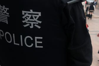 Chinesische Polizei: Ein dunkles Auto ist in eine Menschengruppe gerast. (Symbolbild)