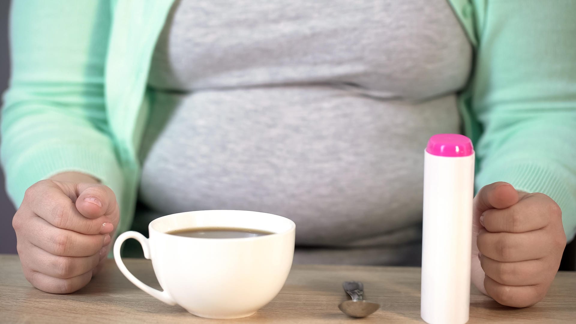 Übergewichtige Frau mit Kaffeetasse