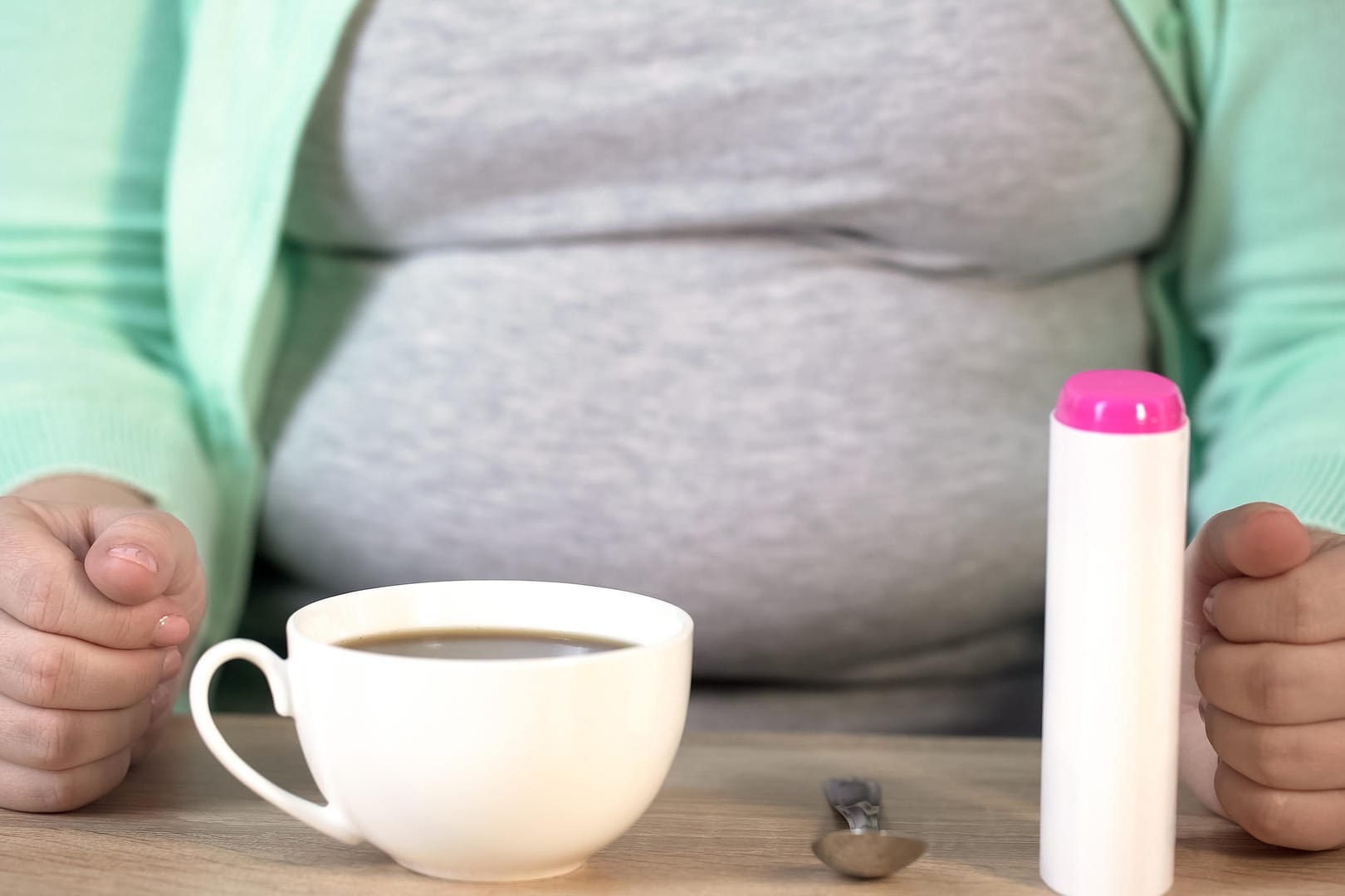 Übergewichtige Frau mit Kaffeetasse