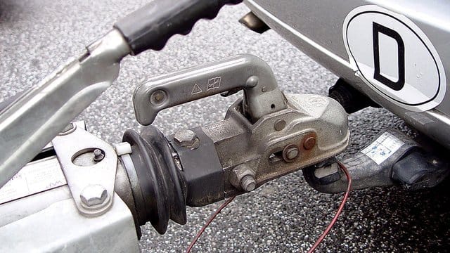 Zu viel Gewicht auf der Anhängerkupplung kann sich negativ auf die Statik des Autos auswirken. Zu viel Gewicht auf der Anhängerkupplung kann sich negativ auf die Statik des Autos auswirken.