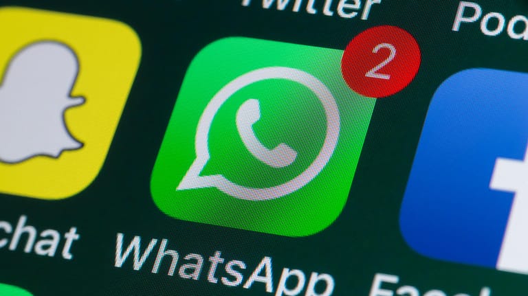 WhatsApp auf einem Smartphone: Wer den Messenger nutzt, sollte die Regeln beachten.