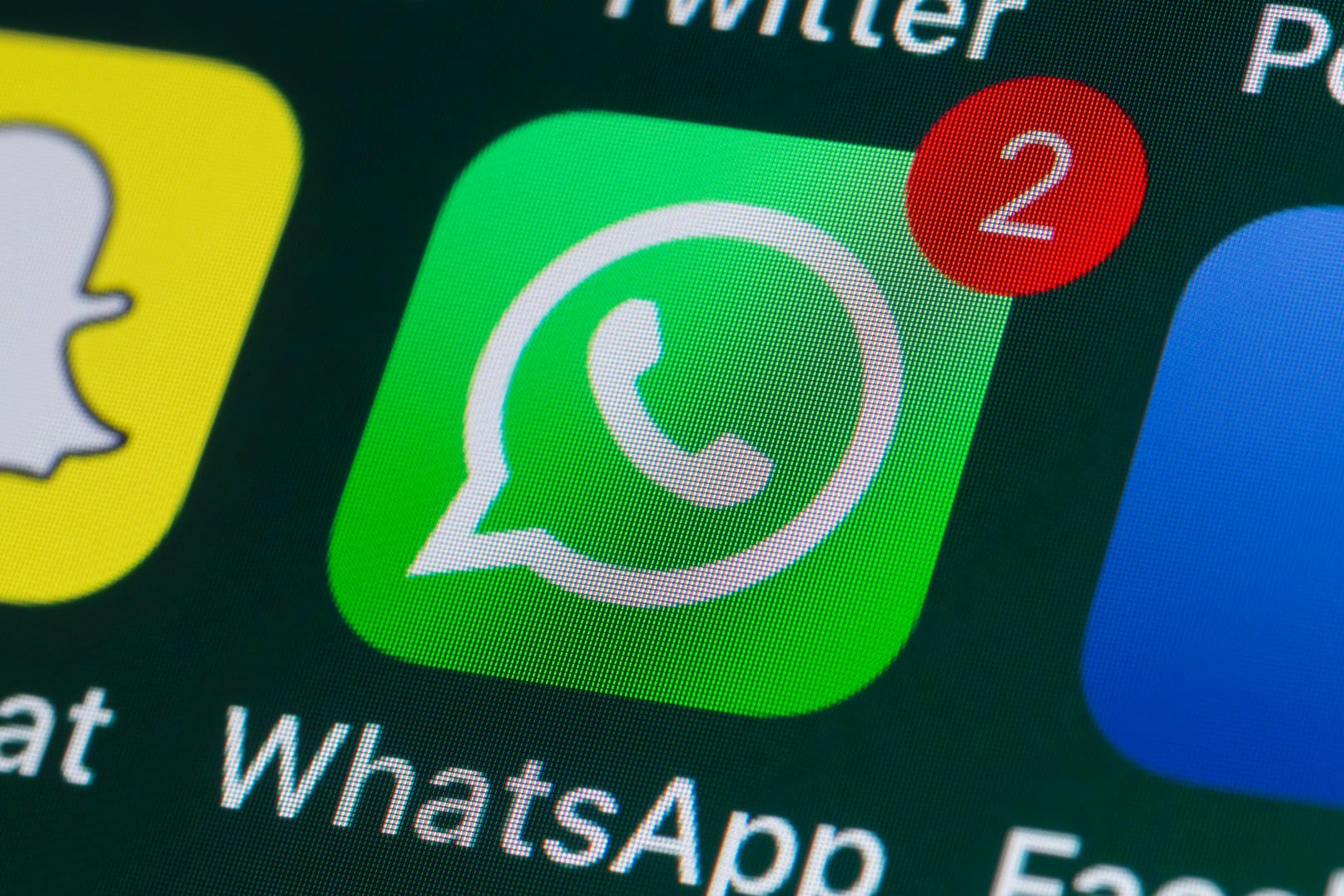 WhatsApp auf einem Smartphone: Wer den Messenger nutzt, sollte die Regeln beachten.