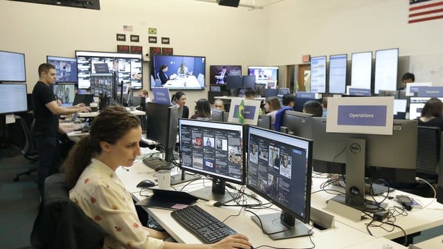 Im "War Room" von Facebook werden wahlkampfrelevante Inhalte auf der Plattform überwacht. Im "War Room" von Facebook werden wahlkampfrelevante Inhalte auf der Plattform überwacht.