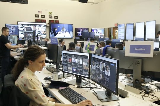 Im "War Room" von Facebook werden wahlkampfrelevante Inhalte auf der Plattform überwacht.