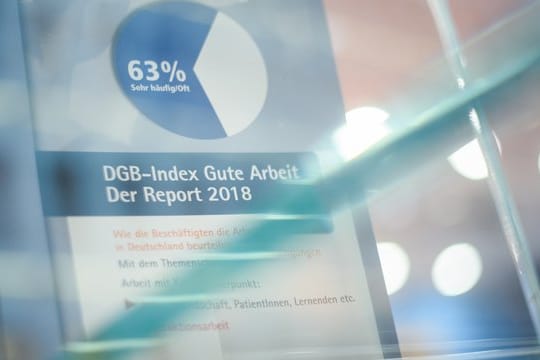 Laut dem DGB-Index Gute Arbeit 2018 fühlen sich mehr als die Hälfte der Beschäftigten in Deutschland bei der Arbeit häufig gehetzt und unter Zeitdruck.