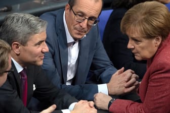 Stephan Harbarth (2.v.l.) und Bundeskanzlerin Angela Merkel: Der CDU-Abgeordnete geht als Verfassungsrichter nach Karlsruhe.