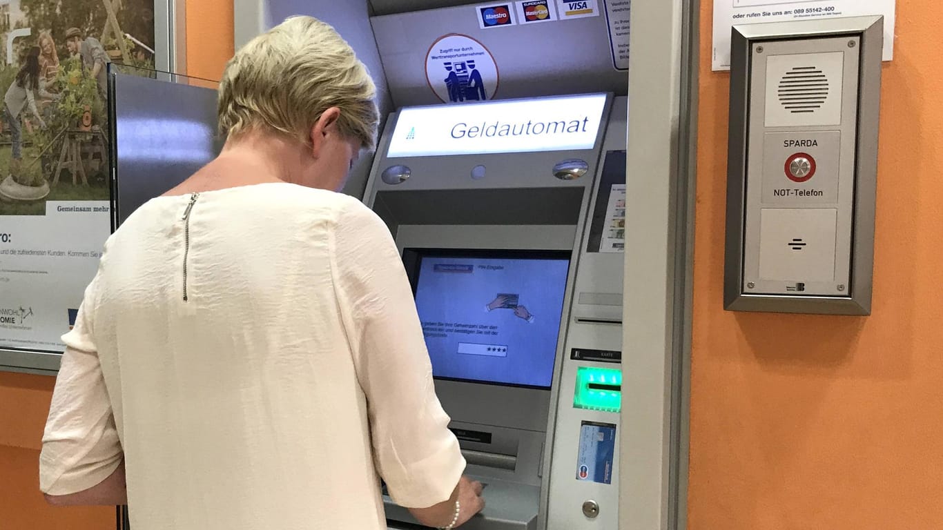 Kundin an einem Geldautomat (Symbolbild): Fast alle sind angreifbar
