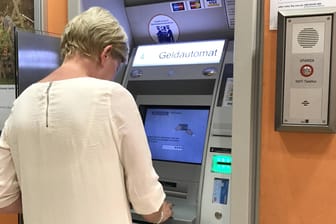 Kundin an einem Geldautomat (Symbolbild): Fast alle sind angreifbar