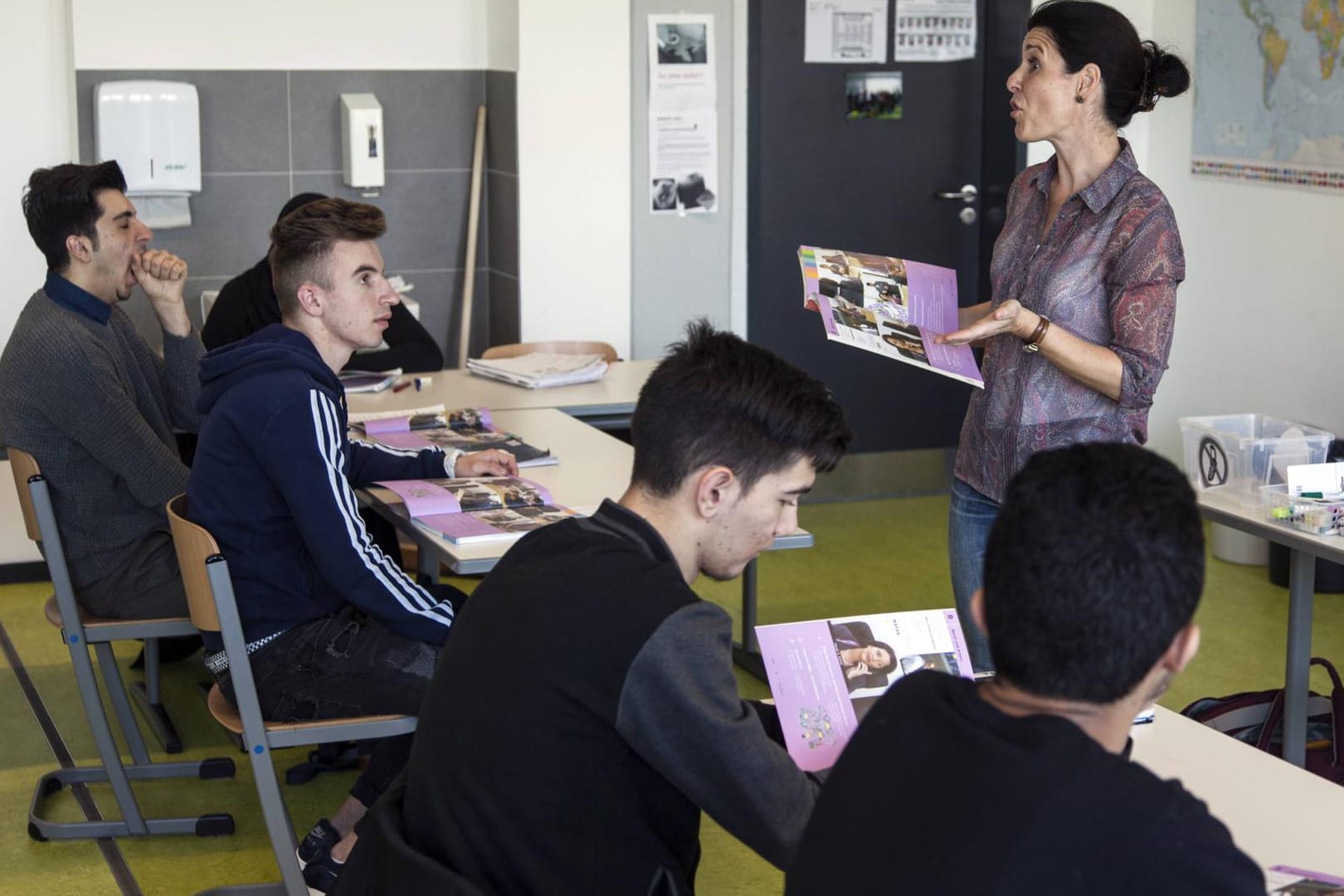 Integration: Ausbildungsvorbereitung für Geflüchtete an einem Berufskolleg in Düsseldorf. Das Statistische Bundesamt hat neue Zahlen vorgelegt, wie viele Schutzsuchende in Deutschland leben.